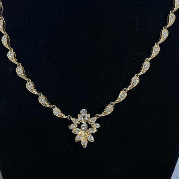 Elegant Gold Necklace with Crystal Accents - Picture 2 of 5